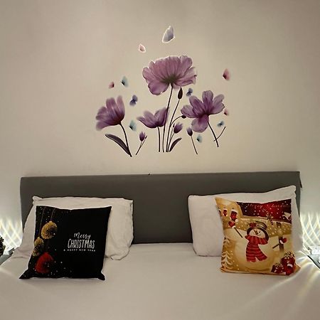 London 2 Bed 2 Bath Apartment Holiday Home - Free Parking - 3Min Walk To The Train Station - 19Min To London Liverpool Street 5Min To Victoria Line 1Gb Broadband Super Fast Internet Ground Floor 100S Of Shops Restaurants Bakeries 24-Hour Asda Superst מראה חיצוני תמונה