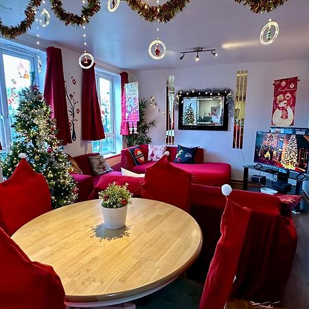 London 2 Bed 2 Bath Apartment Holiday Home - Free Parking - 3Min Walk To The Train Station - 19Min To London Liverpool Street 5Min To Victoria Line 1Gb Broadband Super Fast Internet Ground Floor 100S Of Shops Restaurants Bakeries 24-Hour Asda Superst מראה חיצוני תמונה