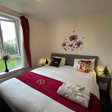 London 2 Bed 2 Bath Apartment Holiday Home - Free Parking - 3Min Walk To The Train Station - 19Min To London Liverpool Street 5Min To Victoria Line 1Gb Broadband Super Fast Internet Ground Floor 100S Of Shops Restaurants Bakeries 24-Hour Asda Superst מראה חיצוני תמונה