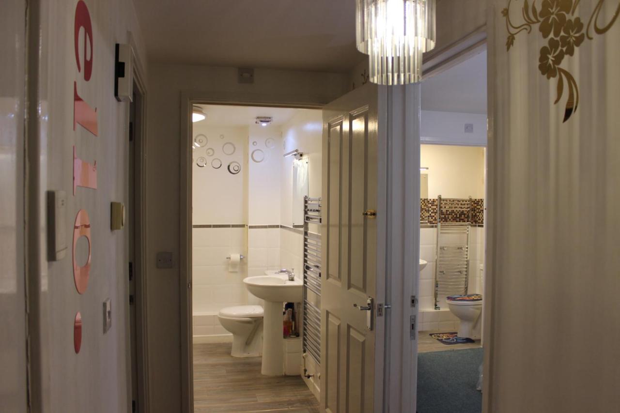 London 2 Bed 2 Bath Apartment Holiday Home - Free Parking - 3Min Walk To The Train Station - 19Min To London Liverpool Street 5Min To Victoria Line 1Gb Broadband Super Fast Internet Ground Floor 100S Of Shops Restaurants Bakeries 24-Hour Asda Superst מראה חיצוני תמונה