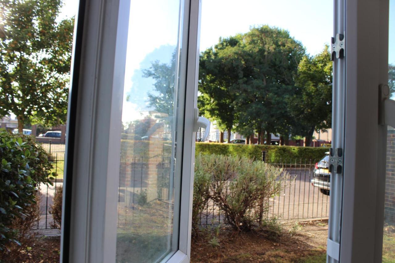 London 2 Bed 2 Bath Apartment Holiday Home - Free Parking - 3Min Walk To The Train Station - 19Min To London Liverpool Street 5Min To Victoria Line 1Gb Broadband Super Fast Internet Ground Floor 100S Of Shops Restaurants Bakeries 24-Hour Asda Superst מראה חיצוני תמונה