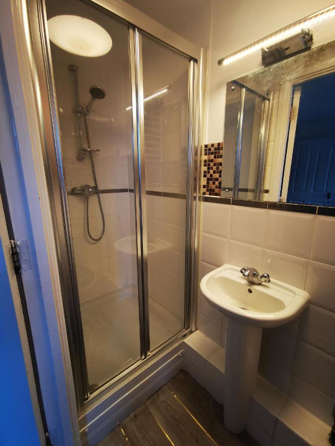 London 2 Bed 2 Bath Apartment Holiday Home - Free Parking - 3Min Walk To The Train Station - 19Min To London Liverpool Street 5Min To Victoria Line 1Gb Broadband Super Fast Internet Ground Floor 100S Of Shops Restaurants Bakeries 24-Hour Asda Superst מראה חיצוני תמונה