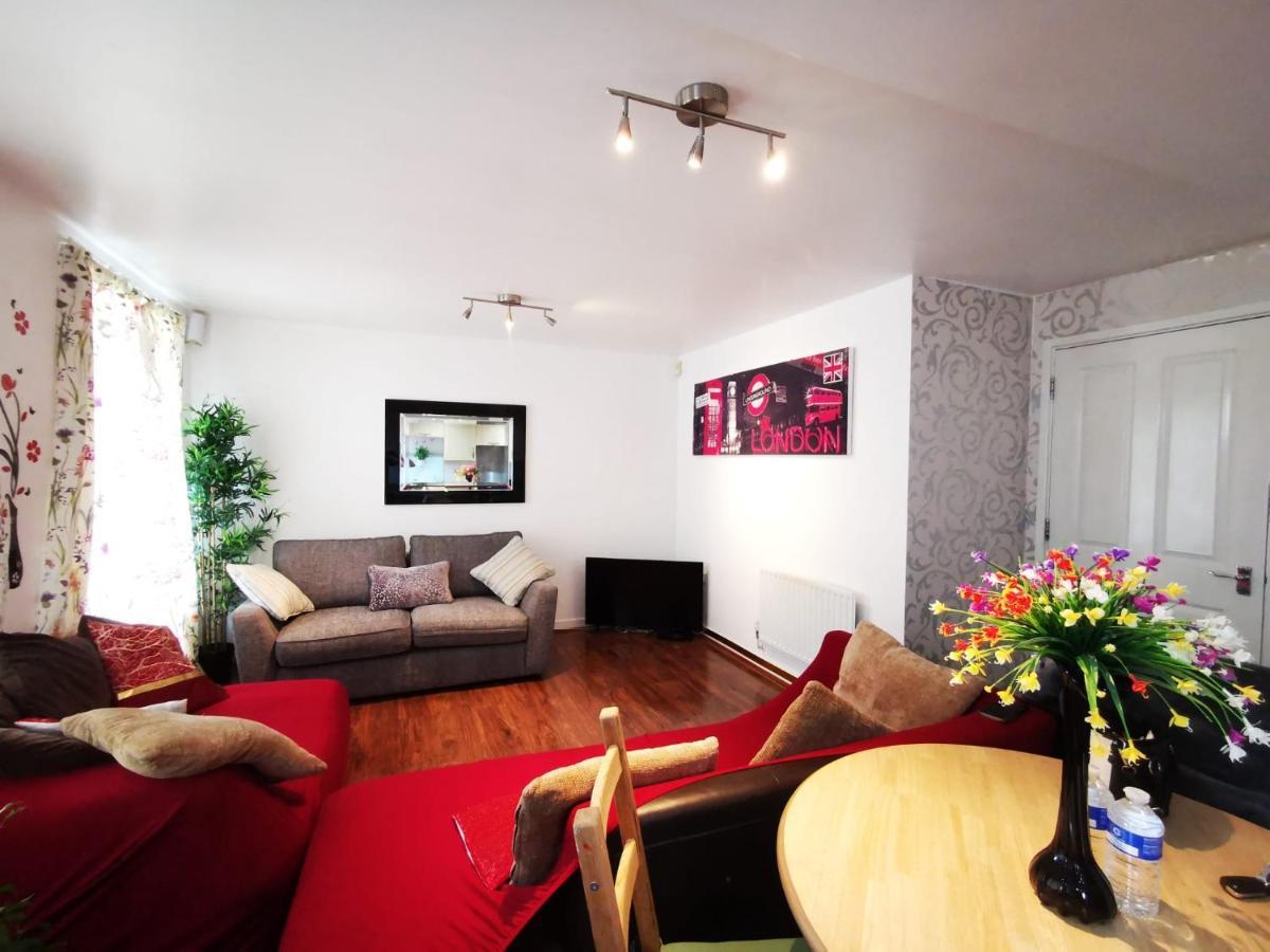 London 2 Bed 2 Bath Apartment Holiday Home - Free Parking - 3Min Walk To The Train Station - 19Min To London Liverpool Street 5Min To Victoria Line 1Gb Broadband Super Fast Internet Ground Floor 100S Of Shops Restaurants Bakeries 24-Hour Asda Superst מראה חיצוני תמונה