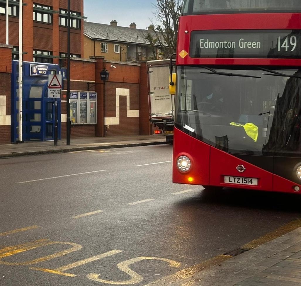 London 2 Bed 2 Bath Apartment Holiday Home - Free Parking - 3Min Walk To The Train Station - 19Min To London Liverpool Street 5Min To Victoria Line 1Gb Broadband Super Fast Internet Ground Floor 100S Of Shops Restaurants Bakeries 24-Hour Asda Superst מראה חיצוני תמונה