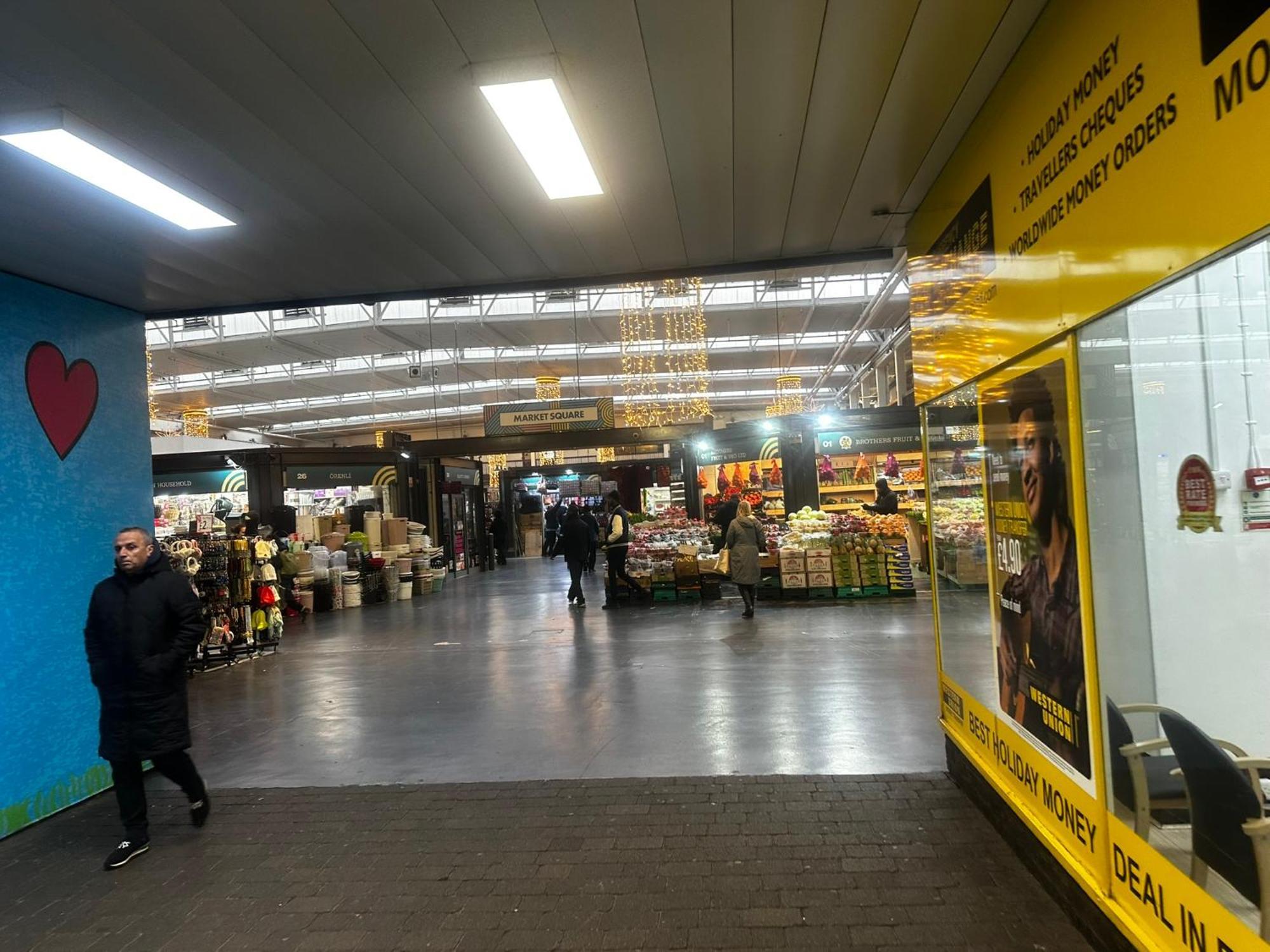 London 2 Bed 2 Bath Apartment Holiday Home - Free Parking - 3Min Walk To The Train Station - 19Min To London Liverpool Street 5Min To Victoria Line 1Gb Broadband Super Fast Internet Ground Floor 100S Of Shops Restaurants Bakeries 24-Hour Asda Superst מראה חיצוני תמונה