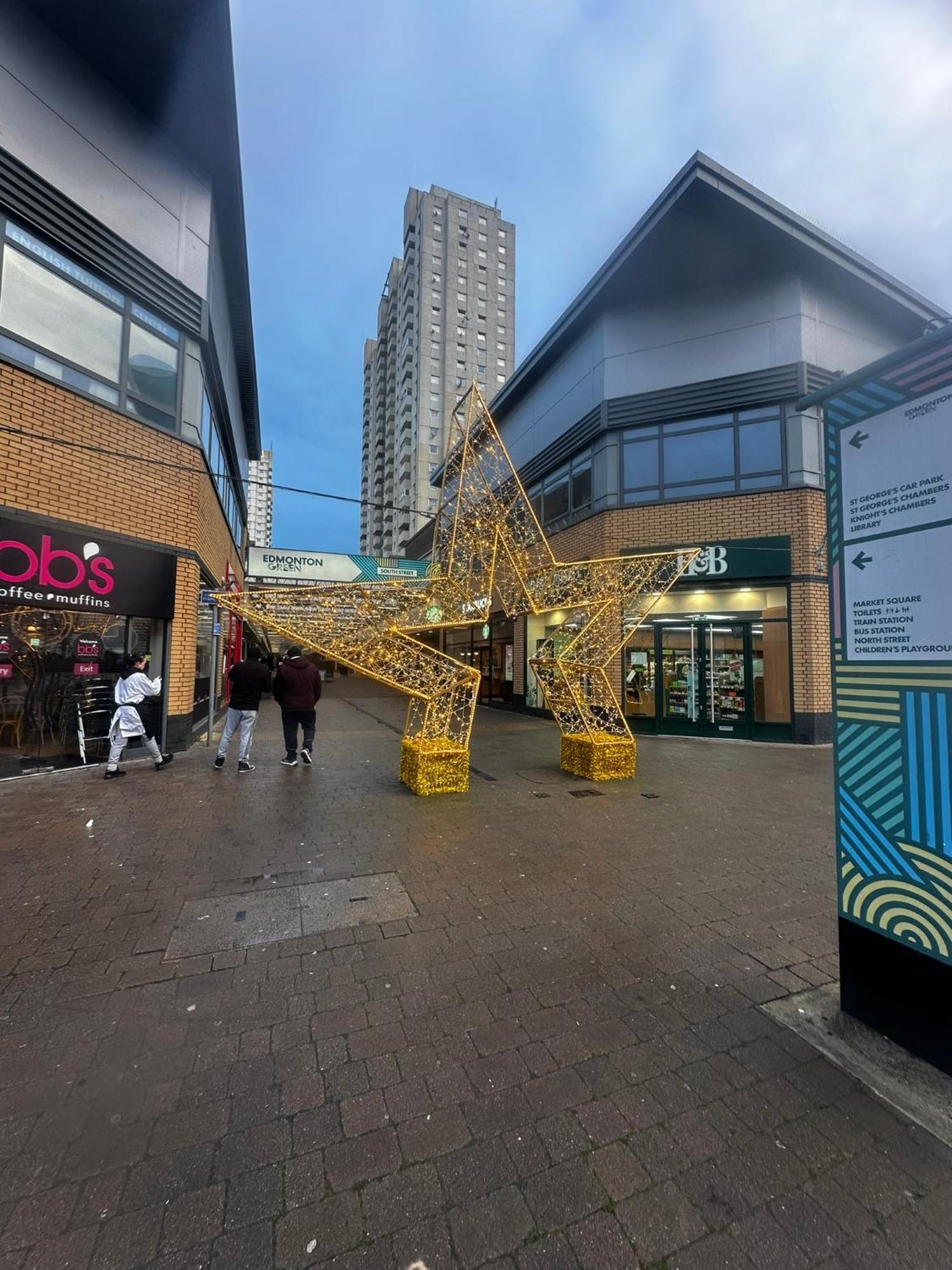 London 2 Bed 2 Bath Apartment Holiday Home - Free Parking - 3Min Walk To The Train Station - 19Min To London Liverpool Street 5Min To Victoria Line 1Gb Broadband Super Fast Internet Ground Floor 100S Of Shops Restaurants Bakeries 24-Hour Asda Superst מראה חיצוני תמונה