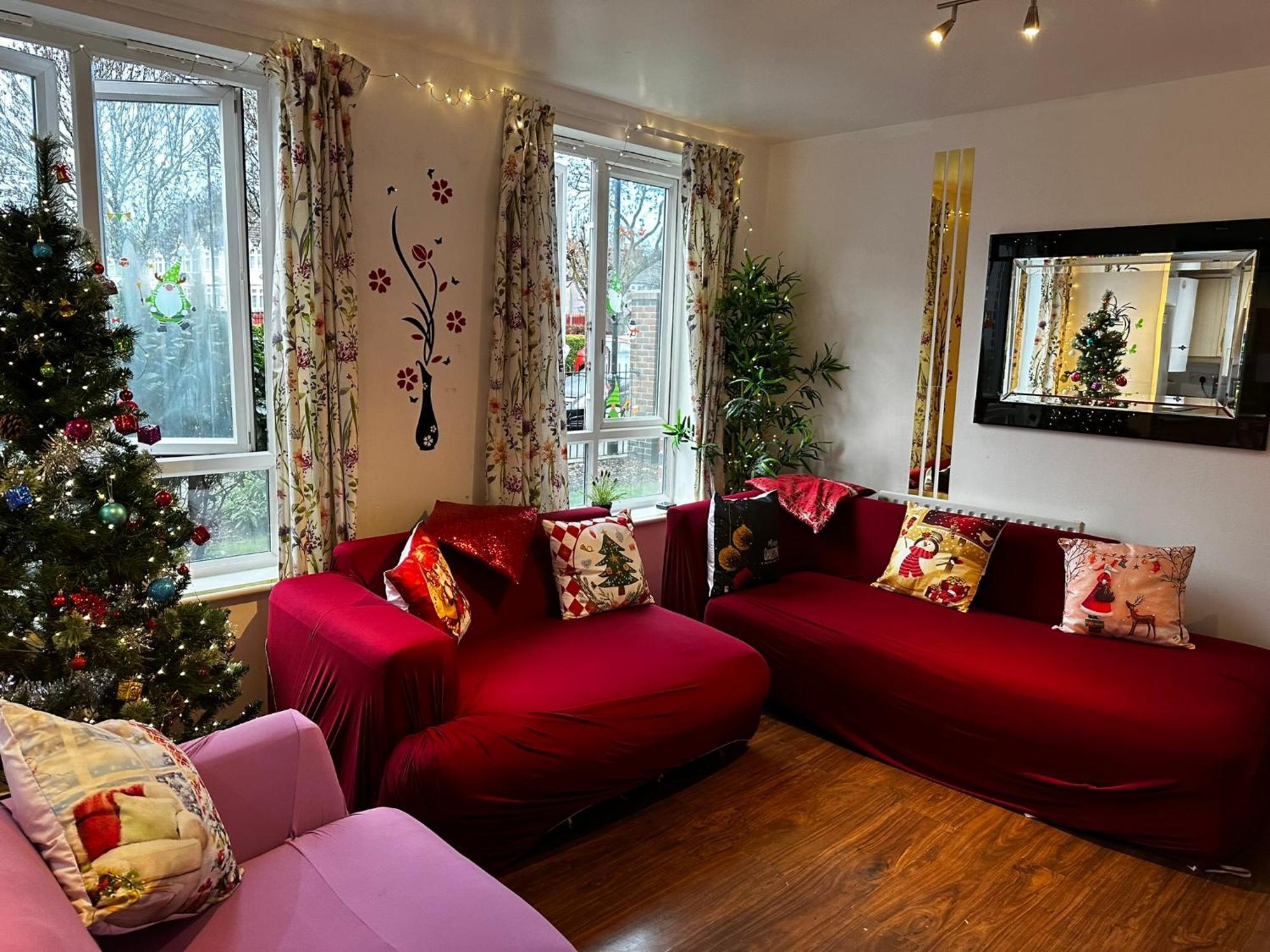 London 2 Bed 2 Bath Apartment Holiday Home - Free Parking - 3Min Walk To The Train Station - 19Min To London Liverpool Street 5Min To Victoria Line 1Gb Broadband Super Fast Internet Ground Floor 100S Of Shops Restaurants Bakeries 24-Hour Asda Superst מראה חיצוני תמונה