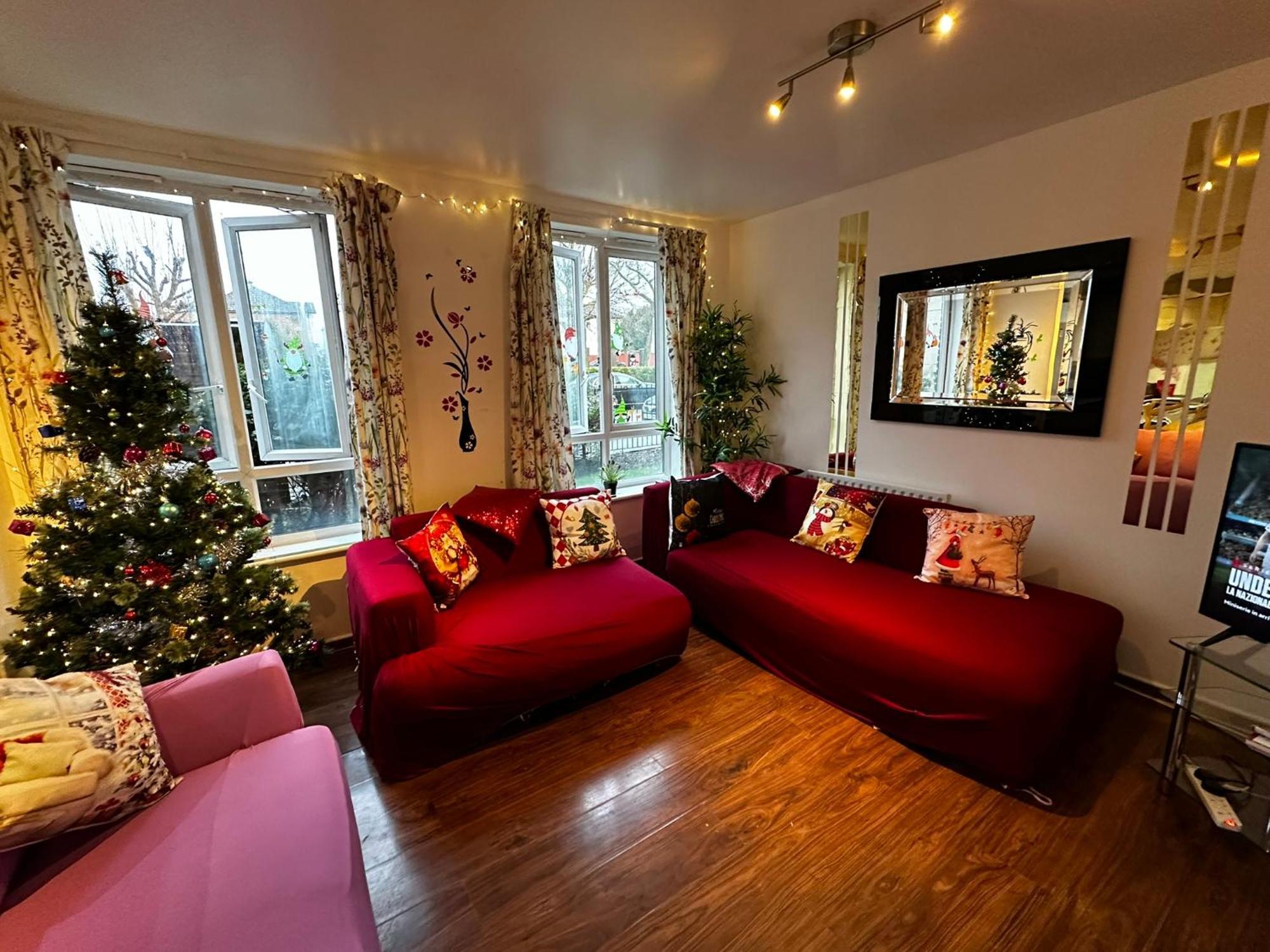 London 2 Bed 2 Bath Apartment Holiday Home - Free Parking - 3Min Walk To The Train Station - 19Min To London Liverpool Street 5Min To Victoria Line 1Gb Broadband Super Fast Internet Ground Floor 100S Of Shops Restaurants Bakeries 24-Hour Asda Superst מראה חיצוני תמונה