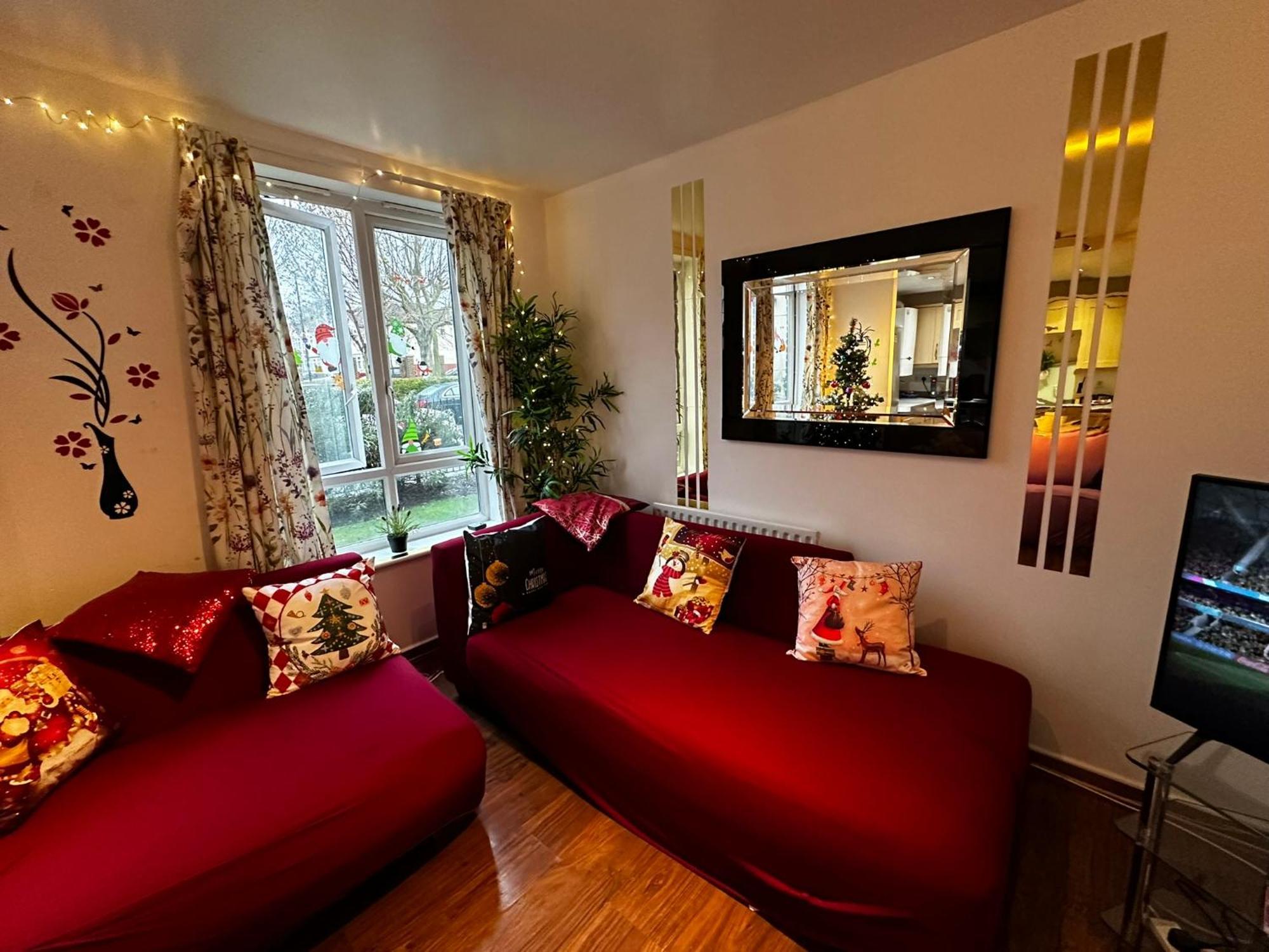 London 2 Bed 2 Bath Apartment Holiday Home - Free Parking - 3Min Walk To The Train Station - 19Min To London Liverpool Street 5Min To Victoria Line 1Gb Broadband Super Fast Internet Ground Floor 100S Of Shops Restaurants Bakeries 24-Hour Asda Superst מראה חיצוני תמונה