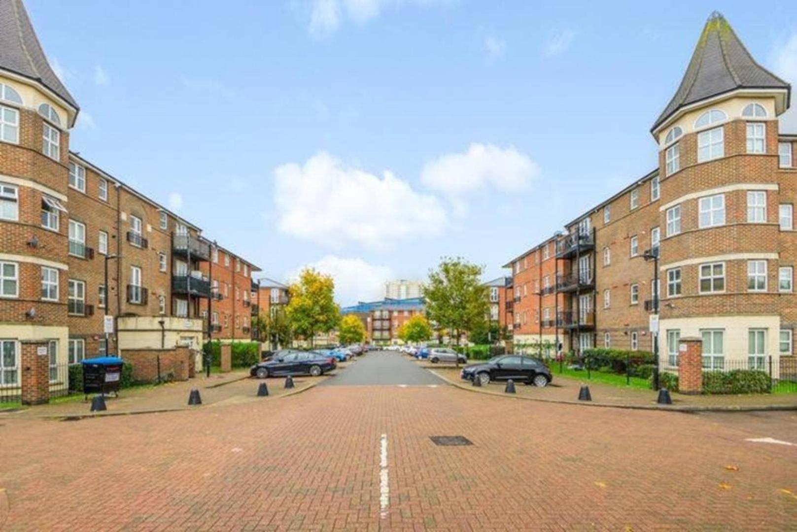 London 2 Bed 2 Bath Apartment Holiday Home - Free Parking - 3Min Walk To The Train Station - 19Min To London Liverpool Street 5Min To Victoria Line 1Gb Broadband Super Fast Internet Ground Floor 100S Of Shops Restaurants Bakeries 24-Hour Asda Superst מראה חיצוני תמונה