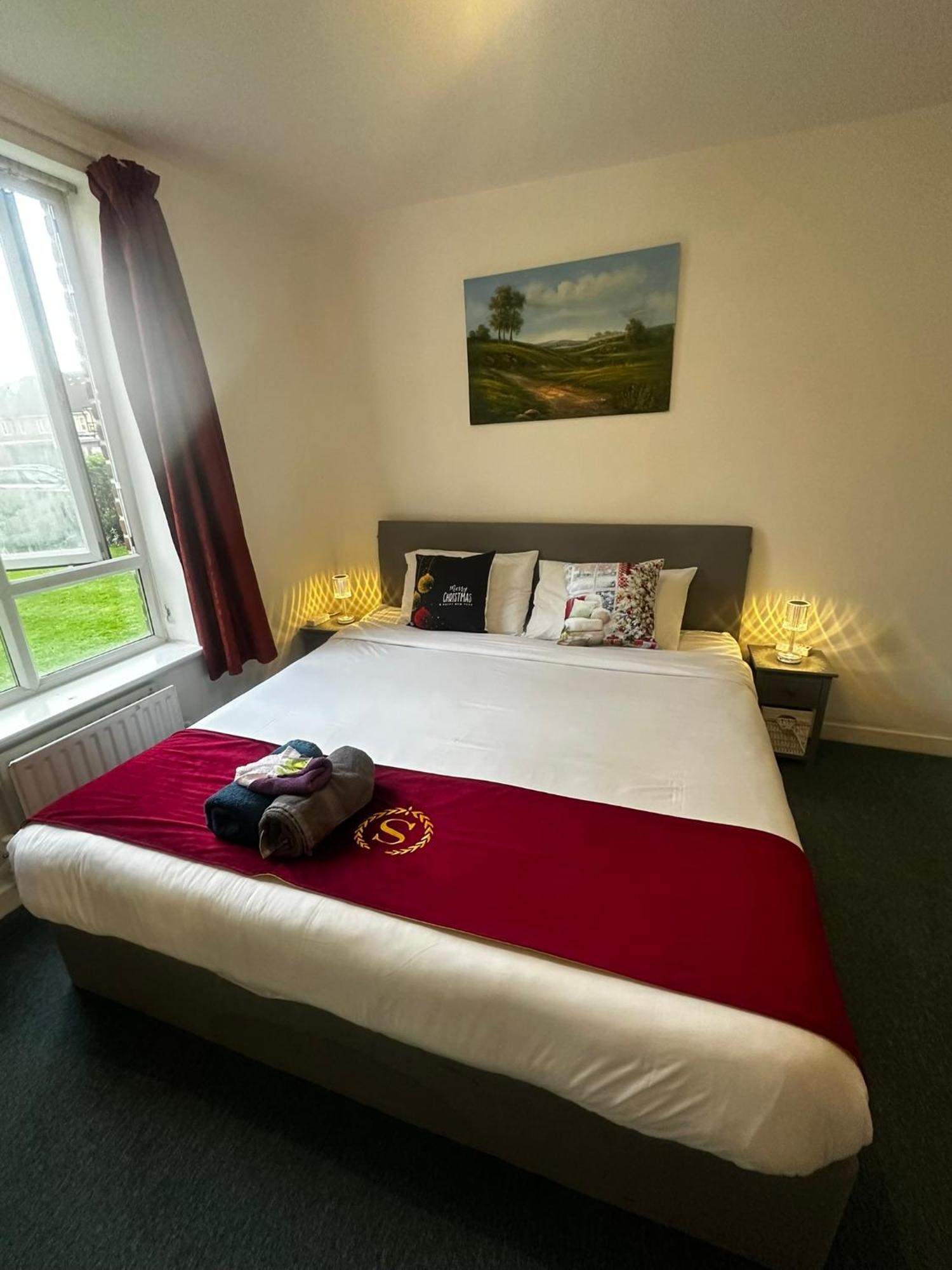 London 2 Bed 2 Bath Apartment Holiday Home - Free Parking - 3Min Walk To The Train Station - 19Min To London Liverpool Street 5Min To Victoria Line 1Gb Broadband Super Fast Internet Ground Floor 100S Of Shops Restaurants Bakeries 24-Hour Asda Superst מראה חיצוני תמונה