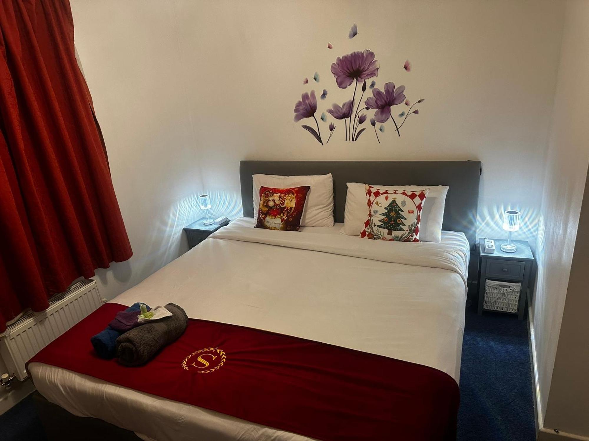 London 2 Bed 2 Bath Apartment Holiday Home - Free Parking - 3Min Walk To The Train Station - 19Min To London Liverpool Street 5Min To Victoria Line 1Gb Broadband Super Fast Internet Ground Floor 100S Of Shops Restaurants Bakeries 24-Hour Asda Superst מראה חיצוני תמונה
