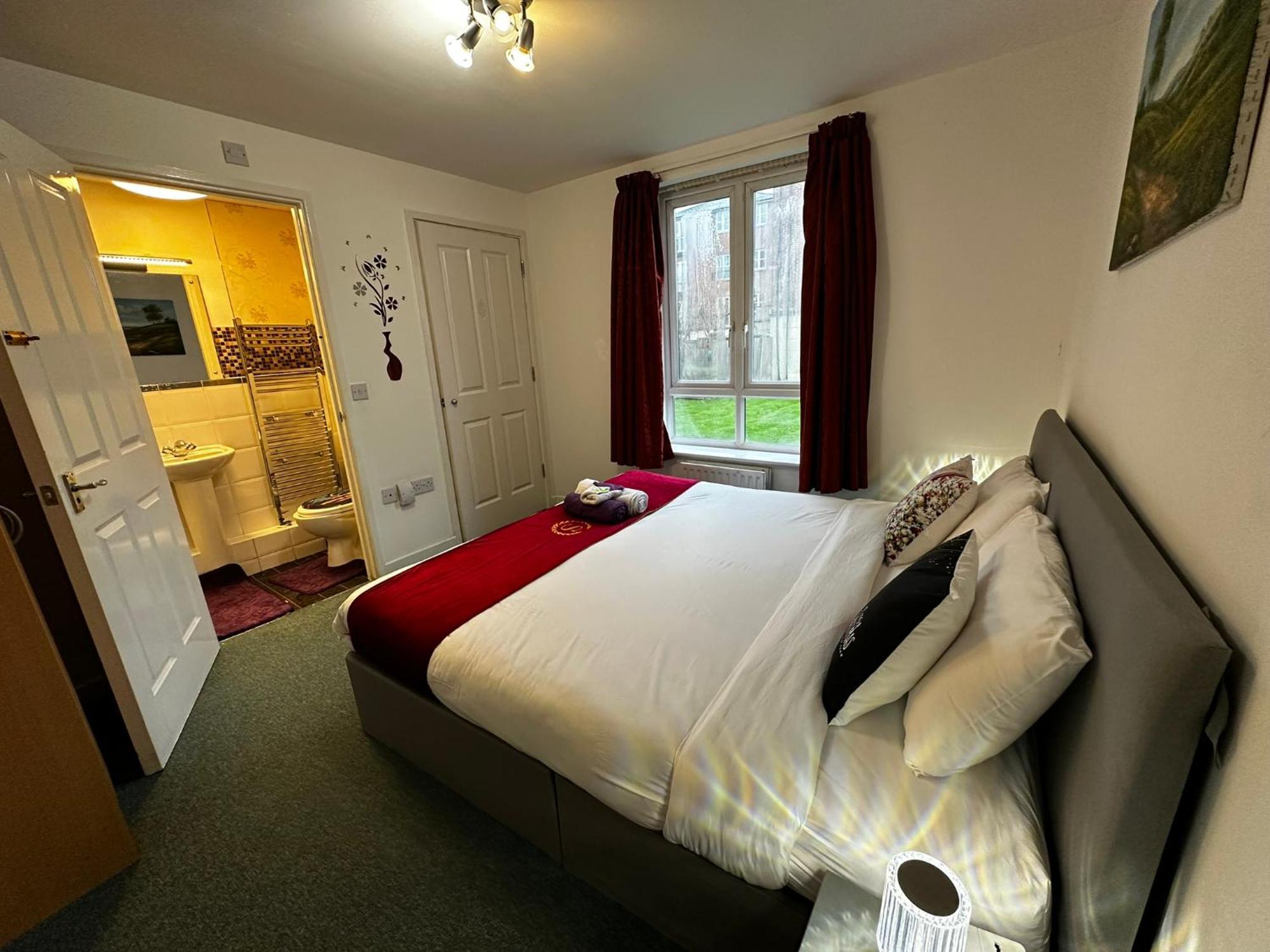 London 2 Bed 2 Bath Apartment Holiday Home - Free Parking - 3Min Walk To The Train Station - 19Min To London Liverpool Street 5Min To Victoria Line 1Gb Broadband Super Fast Internet Ground Floor 100S Of Shops Restaurants Bakeries 24-Hour Asda Superst מראה חיצוני תמונה