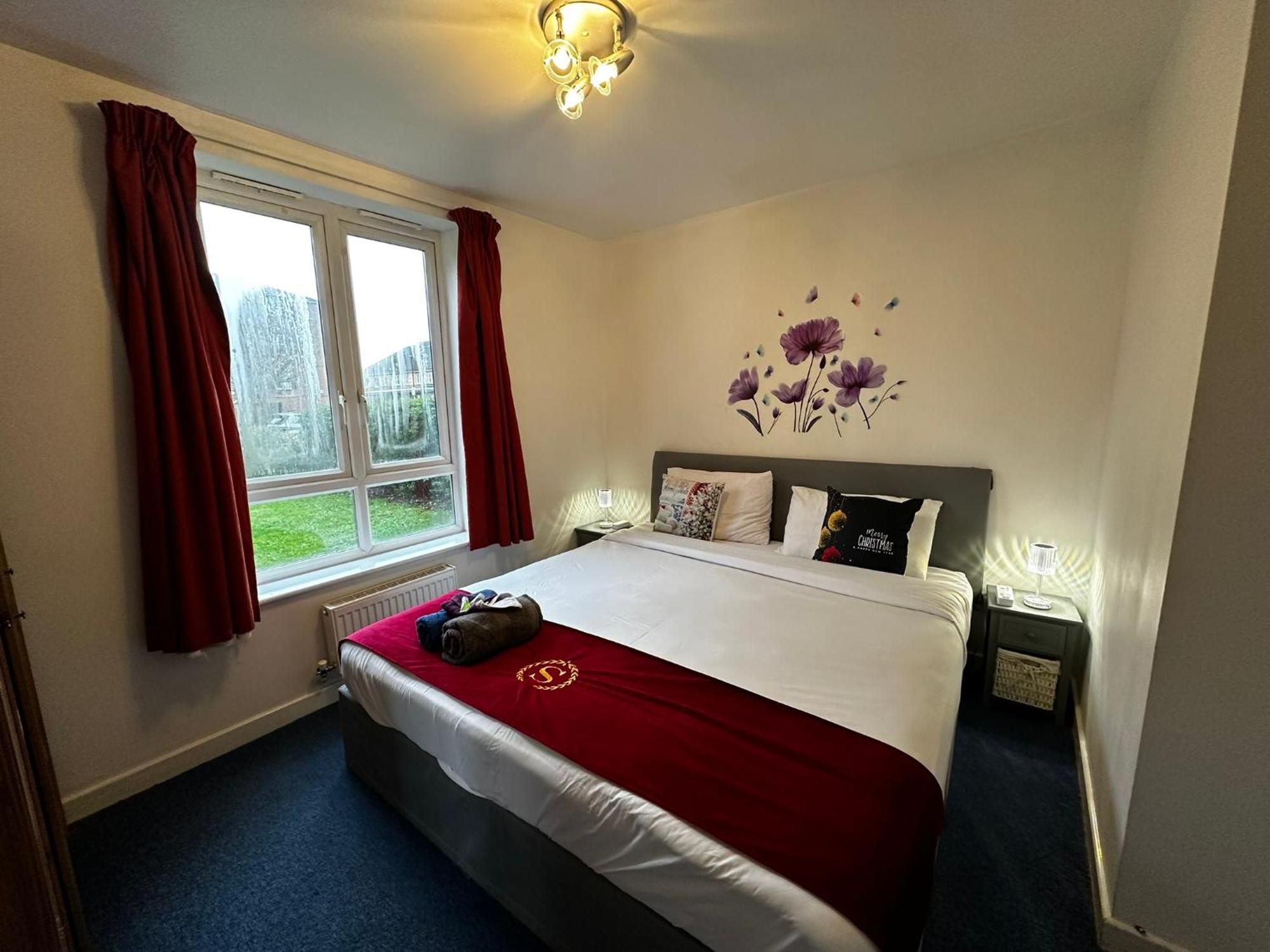 London 2 Bed 2 Bath Apartment Holiday Home - Free Parking - 3Min Walk To The Train Station - 19Min To London Liverpool Street 5Min To Victoria Line 1Gb Broadband Super Fast Internet Ground Floor 100S Of Shops Restaurants Bakeries 24-Hour Asda Superst מראה חיצוני תמונה