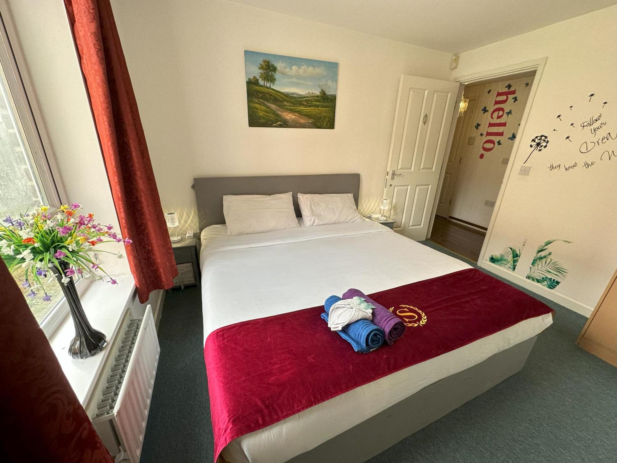 London 2 Bed 2 Bath Apartment Holiday Home - Free Parking - 3Min Walk To The Train Station - 19Min To London Liverpool Street 5Min To Victoria Line 1Gb Broadband Super Fast Internet Ground Floor 100S Of Shops Restaurants Bakeries 24-Hour Asda Superst מראה חיצוני תמונה