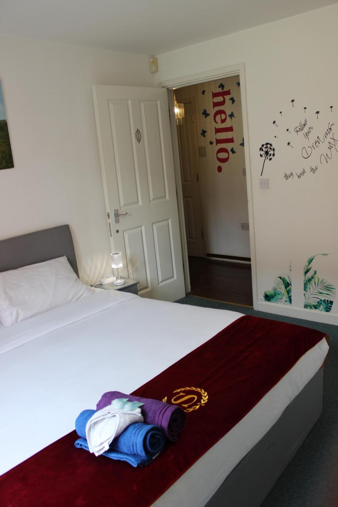 London 2 Bed 2 Bath Apartment Holiday Home - Free Parking - 3Min Walk To The Train Station - 19Min To London Liverpool Street 5Min To Victoria Line 1Gb Broadband Super Fast Internet Ground Floor 100S Of Shops Restaurants Bakeries 24-Hour Asda Superst מראה חיצוני תמונה
