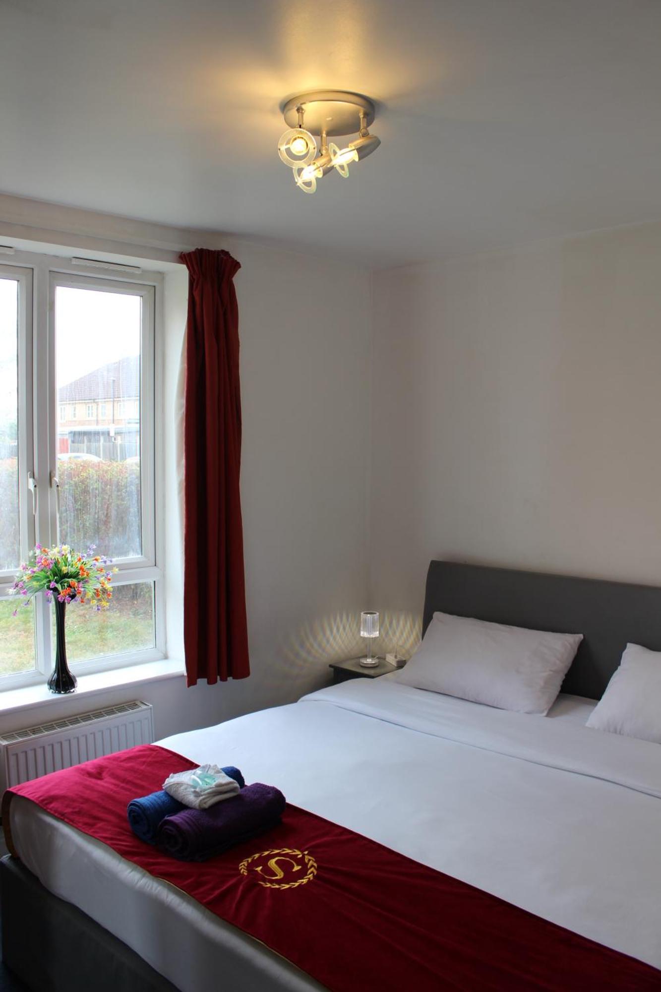London 2 Bed 2 Bath Apartment Holiday Home - Free Parking - 3Min Walk To The Train Station - 19Min To London Liverpool Street 5Min To Victoria Line 1Gb Broadband Super Fast Internet Ground Floor 100S Of Shops Restaurants Bakeries 24-Hour Asda Superst מראה חיצוני תמונה