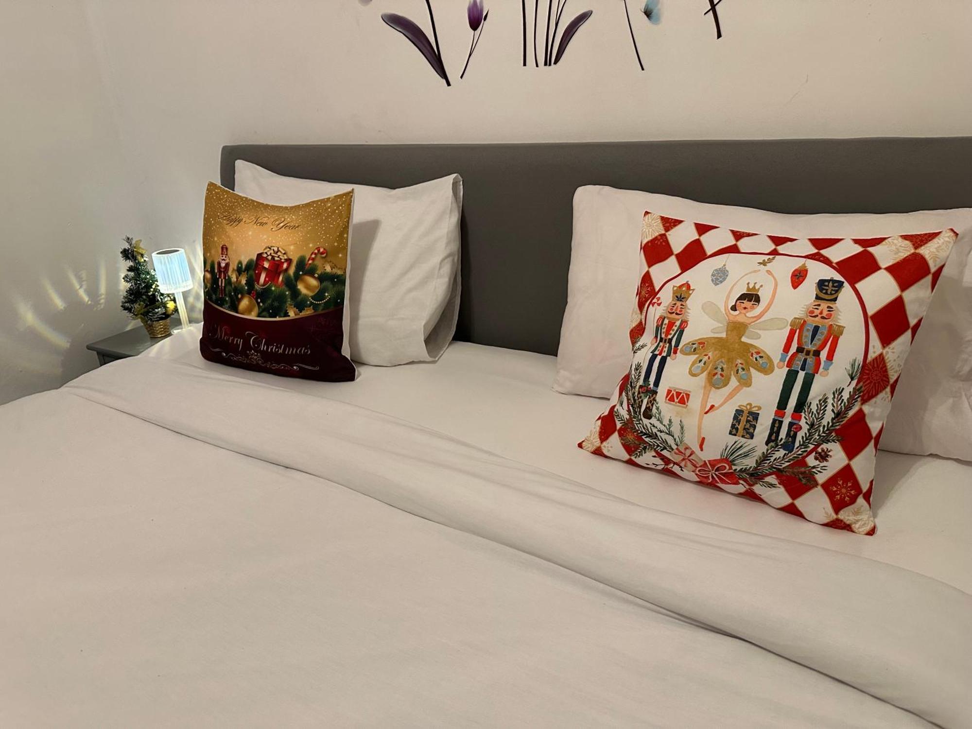 London 2 Bed 2 Bath Apartment Holiday Home - Free Parking - 3Min Walk To The Train Station - 19Min To London Liverpool Street 5Min To Victoria Line 1Gb Broadband Super Fast Internet Ground Floor 100S Of Shops Restaurants Bakeries 24-Hour Asda Superst מראה חיצוני תמונה
