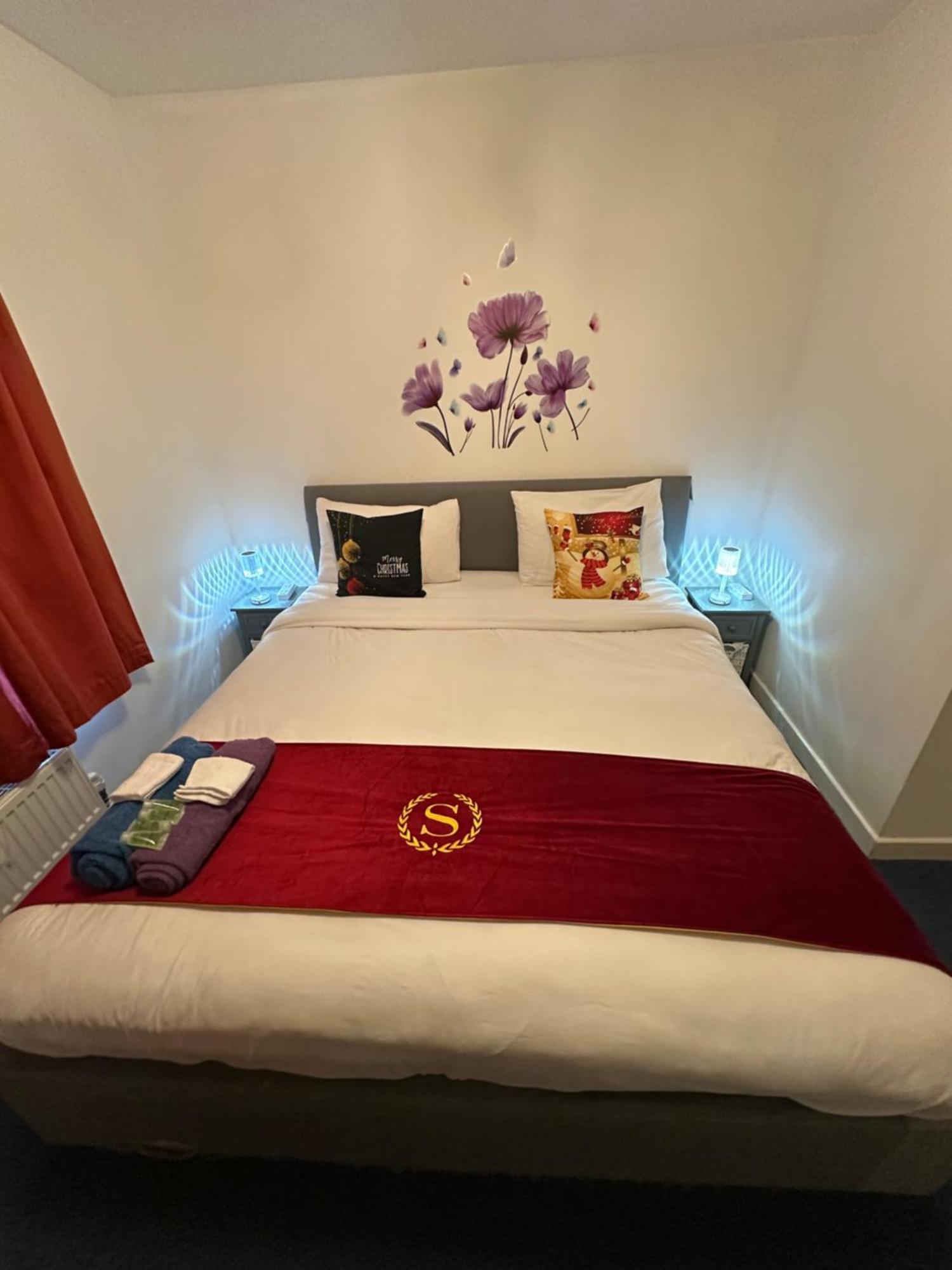 London 2 Bed 2 Bath Apartment Holiday Home - Free Parking - 3Min Walk To The Train Station - 19Min To London Liverpool Street 5Min To Victoria Line 1Gb Broadband Super Fast Internet Ground Floor 100S Of Shops Restaurants Bakeries 24-Hour Asda Superst מראה חיצוני תמונה