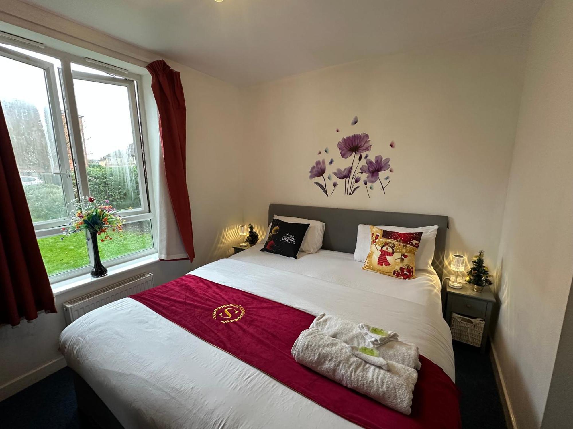 London 2 Bed 2 Bath Apartment Holiday Home - Free Parking - 3Min Walk To The Train Station - 19Min To London Liverpool Street 5Min To Victoria Line 1Gb Broadband Super Fast Internet Ground Floor 100S Of Shops Restaurants Bakeries 24-Hour Asda Superst מראה חיצוני תמונה