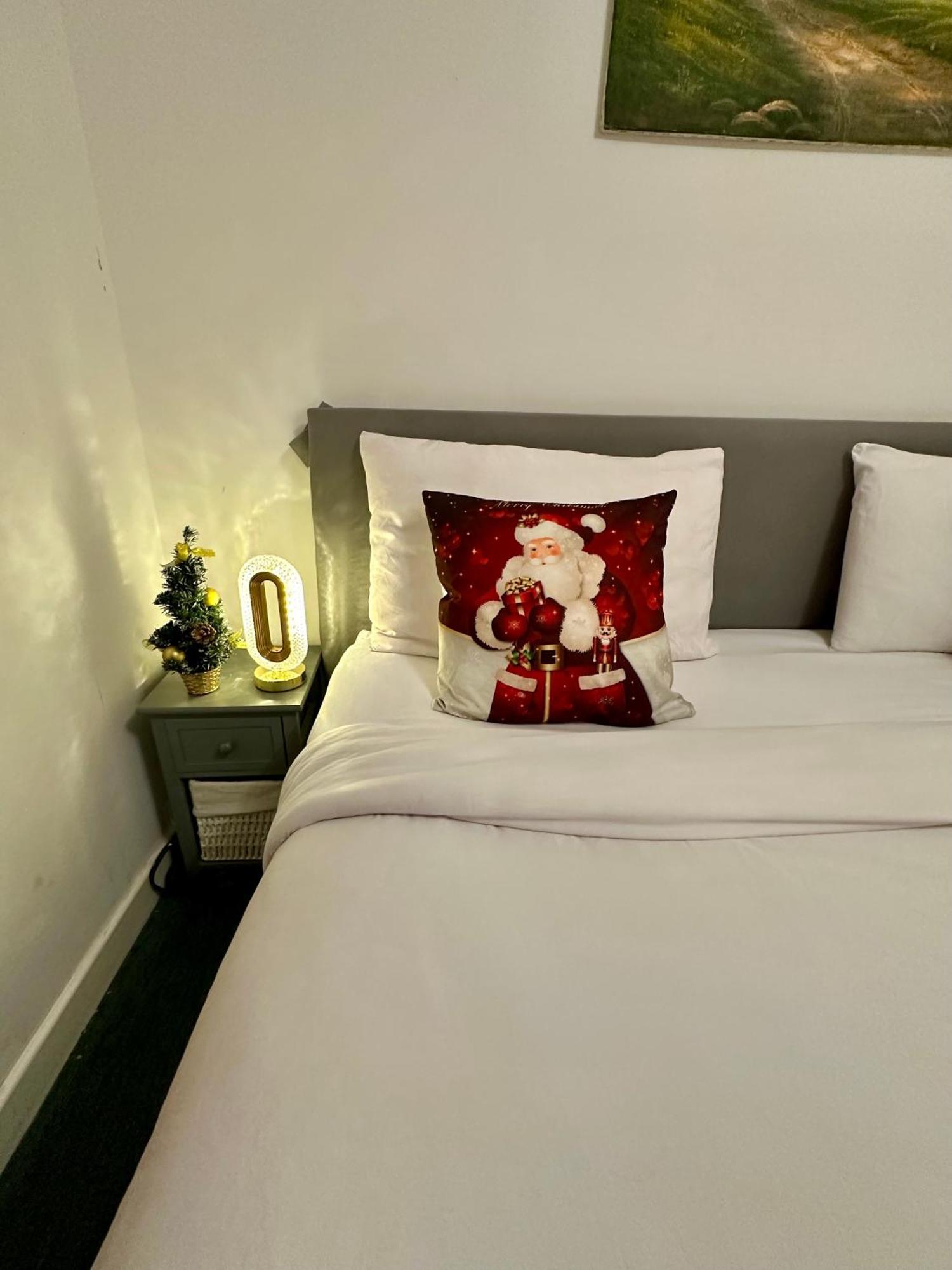 London 2 Bed 2 Bath Apartment Holiday Home - Free Parking - 3Min Walk To The Train Station - 19Min To London Liverpool Street 5Min To Victoria Line 1Gb Broadband Super Fast Internet Ground Floor 100S Of Shops Restaurants Bakeries 24-Hour Asda Superst מראה חיצוני תמונה