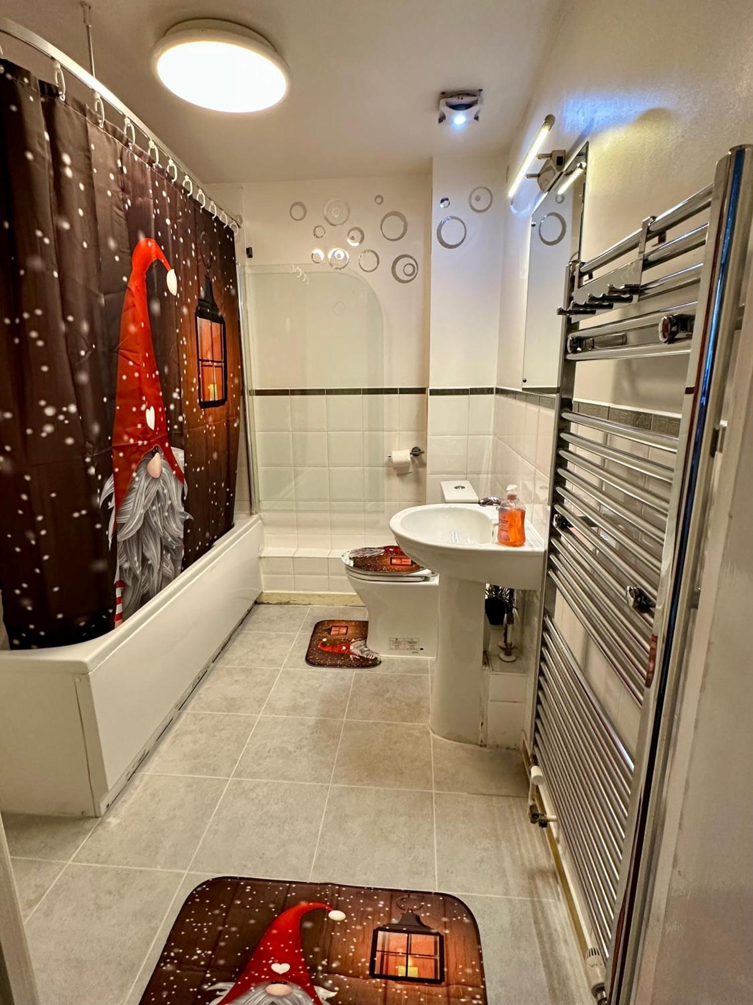 London 2 Bed 2 Bath Apartment Holiday Home - Free Parking - 3Min Walk To The Train Station - 19Min To London Liverpool Street 5Min To Victoria Line 1Gb Broadband Super Fast Internet Ground Floor 100S Of Shops Restaurants Bakeries 24-Hour Asda Superst מראה חיצוני תמונה