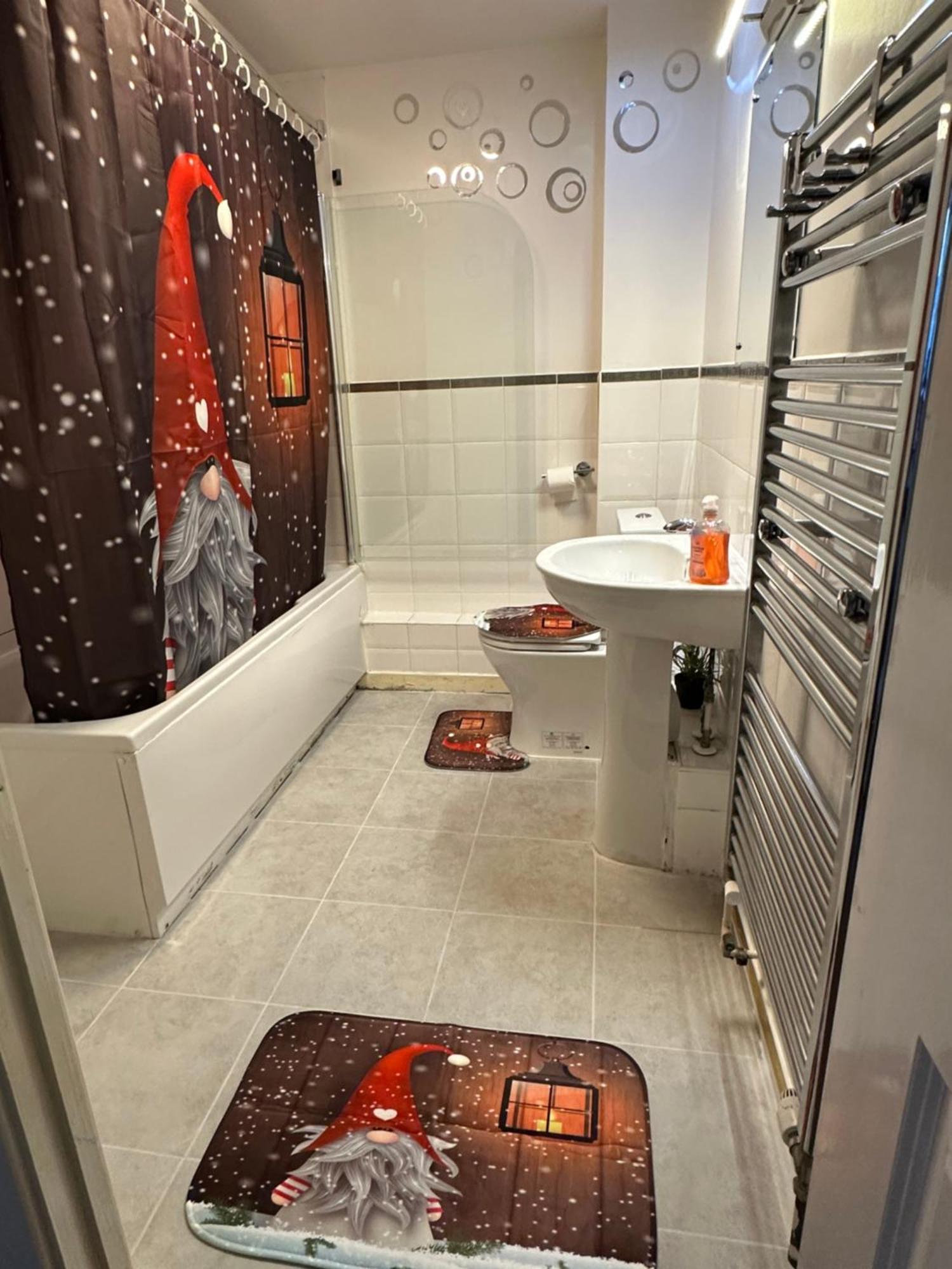 London 2 Bed 2 Bath Apartment Holiday Home - Free Parking - 3Min Walk To The Train Station - 19Min To London Liverpool Street 5Min To Victoria Line 1Gb Broadband Super Fast Internet Ground Floor 100S Of Shops Restaurants Bakeries 24-Hour Asda Superst מראה חיצוני תמונה