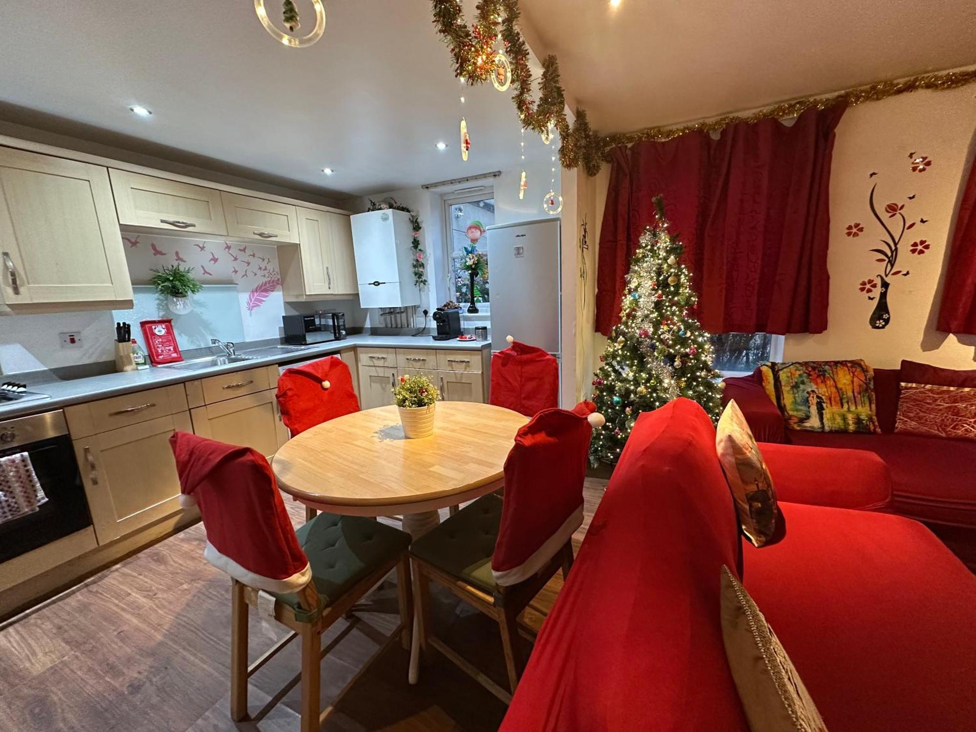 London 2 Bed 2 Bath Apartment Holiday Home - Free Parking - 3Min Walk To The Train Station - 19Min To London Liverpool Street 5Min To Victoria Line 1Gb Broadband Super Fast Internet Ground Floor 100S Of Shops Restaurants Bakeries 24-Hour Asda Superst מראה חיצוני תמונה