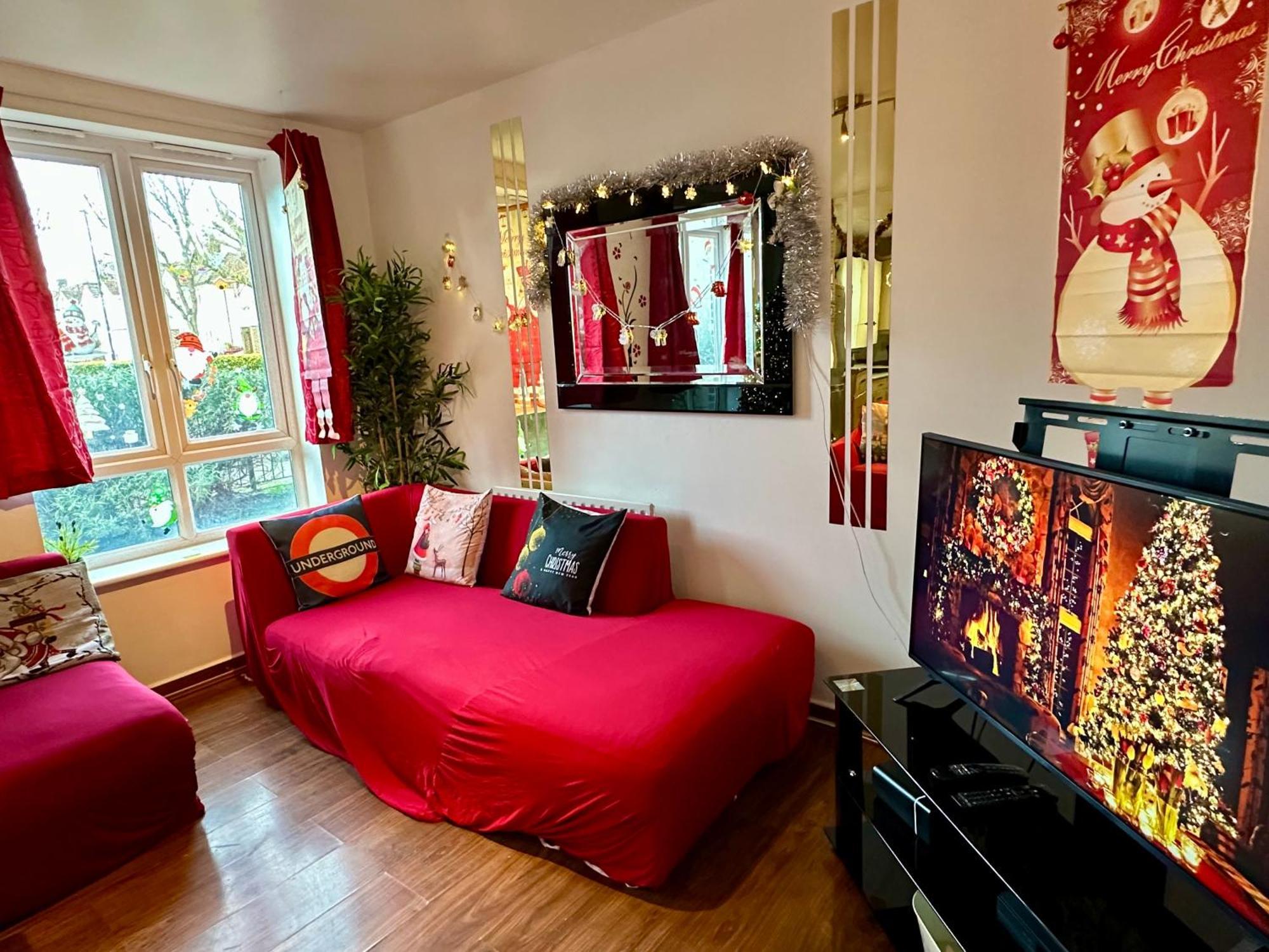 London 2 Bed 2 Bath Apartment Holiday Home - Free Parking - 3Min Walk To The Train Station - 19Min To London Liverpool Street 5Min To Victoria Line 1Gb Broadband Super Fast Internet Ground Floor 100S Of Shops Restaurants Bakeries 24-Hour Asda Superst מראה חיצוני תמונה