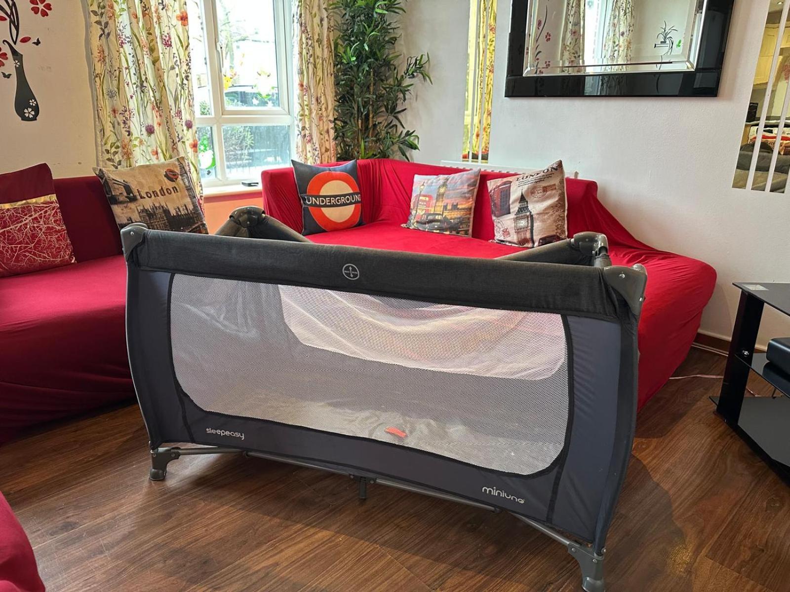 London 2 Bed 2 Bath Apartment Holiday Home - Free Parking - 3Min Walk To The Train Station - 19Min To London Liverpool Street 5Min To Victoria Line 1Gb Broadband Super Fast Internet Ground Floor 100S Of Shops Restaurants Bakeries 24-Hour Asda Superst מראה חיצוני תמונה